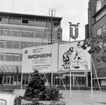 128768 Gezicht op het publiciteitsbord voor de beurs Wonen 1967 voor de gebouwen van de Jaarbeurs op het Vredenburg te ...